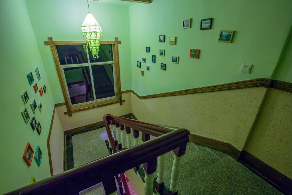 Zhangjiajie April Hostel Bagian luar foto